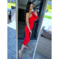 Rudé šaty Simona